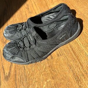 Women’s black slip-in Sketchers, size 7.5